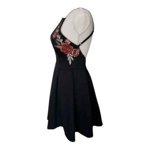 B.Darlin Fit & Flare Mini Dress Size 3/4 Black Red Floral Embroidered Open Back - Picture 4 of 10